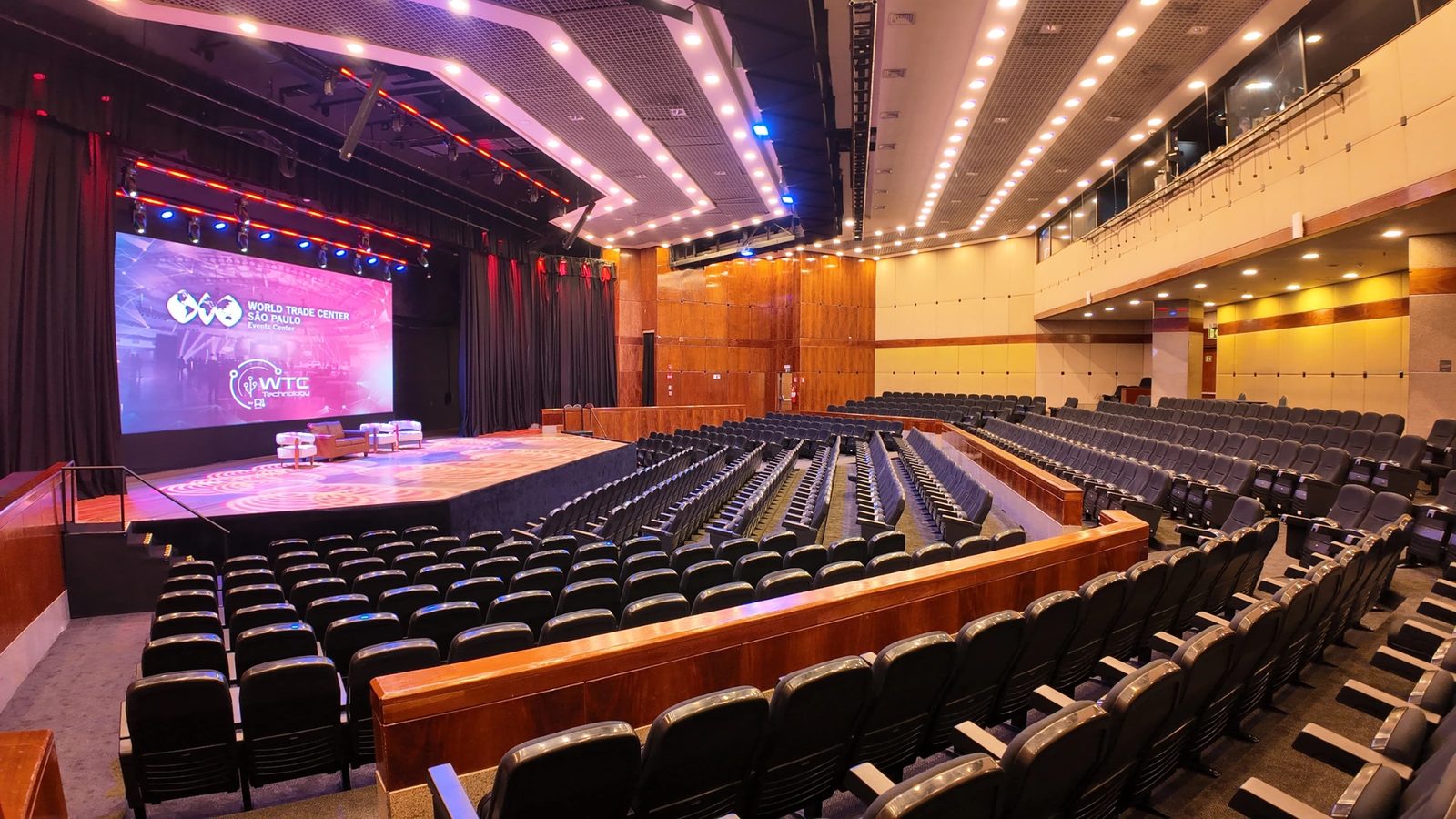 Palco e plateia do teatro do WTC Events Center.